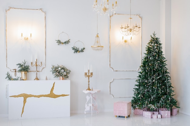 Intérieur classique élégant du salon, décoré pour Noël et nouvel an dans des couleurs vives