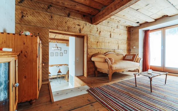 Intérieur de la conception contemporaine du salon dans un immeuble moderne. Meubles pour la maison. Décor. Mur et sol en bois. Style de vie élégant. Style rustique et vintage. Canapé, table