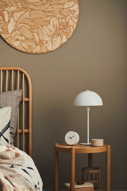 Intérieur Confortable D'une Chambre élégante Avec Décoration Design, Table De Chevet En Bois, Lampe Blanche, Livre, Beaux Draps, Couverture, Oreillers Et Accessoires Personnels