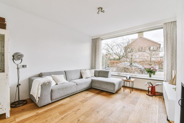 Intérieur confortable de salon dans un appartement moderne