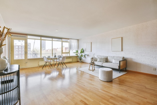 Intérieur confortable de salon dans un appartement moderne