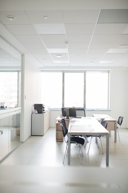 Intérieur contemporain de bureau vide avec table longue, chaises et bureau avec ordinateur