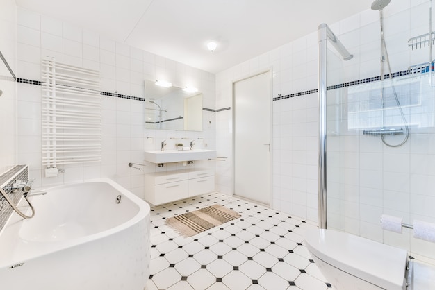 Intérieur contemporain de salle de bain avec douche et lavabos en céramique