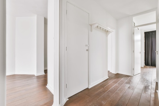 L'intérieur d'un couloir élégant aux murs blancs