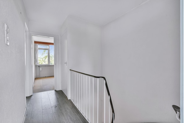 L'intérieur d'un couloir luxueux avec un escalier