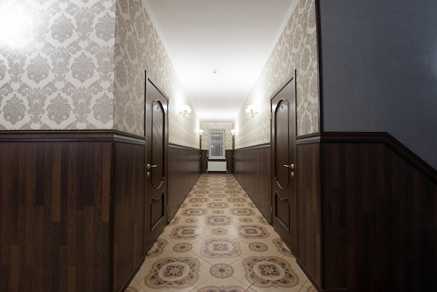 Intérieur d'un couloir de porte d'hôtel