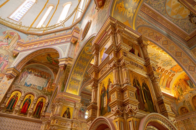 À l'intérieur de la coupole de l'église de tous les saints avec des peintures murales