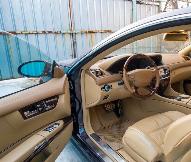 intérieur en cuir jaune d'une voiture de sport