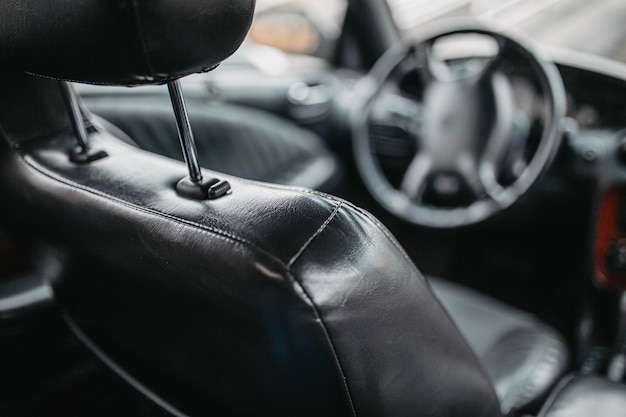 Intérieur En Cuir Noir D'une Voiture De Luxe Sellerie Cuir Fait Main