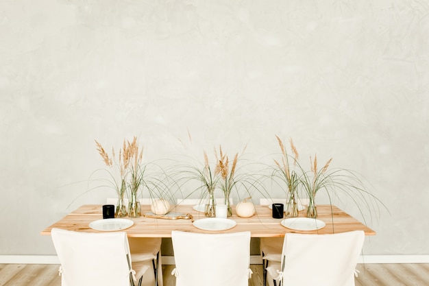 Intérieur de cuisine beige minimal dans un style bohème