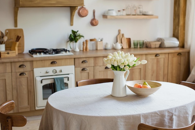 Intérieur de cuisine en bois clair avec table au milieu de la salle à manger Beau design d'intérieur de cuisine