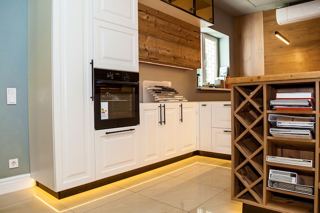 L'intérieur d'une cuisine contemporaine aux couleurs blanc et marron avec des armoires en bois
