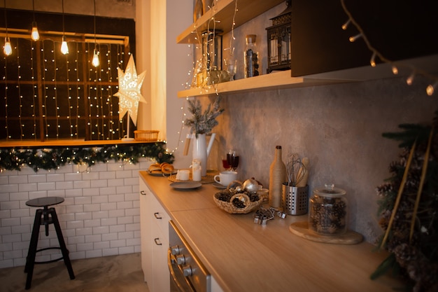 Intérieur de cuisine du nouvel an, guirlande de Noël accrochée au mur de la cuisine.