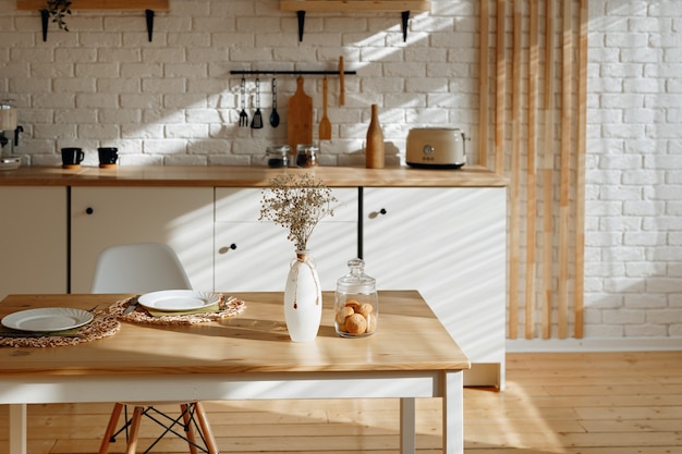 Photo intérieur de cuisine élégant dans des tons blancs et beiges, fond de printemps