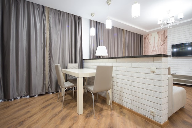 Intérieur de cuisine élégant avec table à manger et chaises