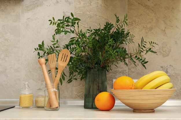 Intérieur de cuisine avec fournitures, fruits et plantes