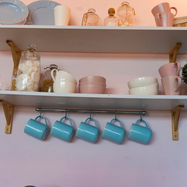 Intérieur de cuisine avec grande table à manger dans un appartement moderne