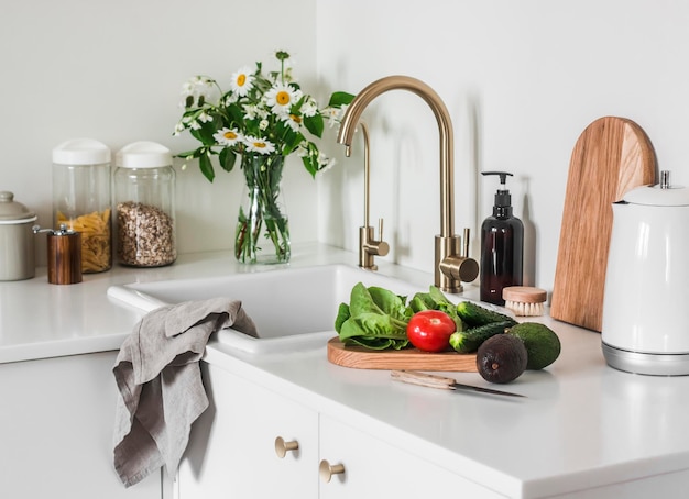 Intérieur de la cuisine Légumes pour la préparation de la salade sur la table de la cuisine