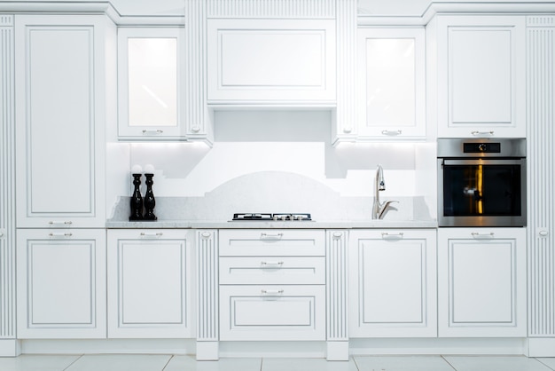 Intérieur de cuisine de luxe dans les tons blancs et bleus