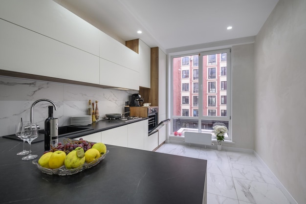 Intérieur de cuisine de luxe moderne noir et blanc