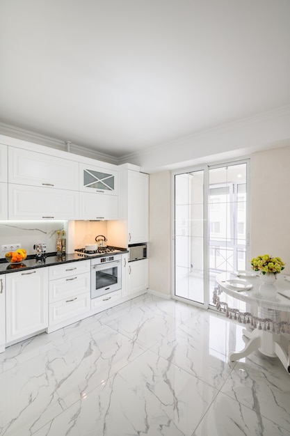 Intérieur de cuisine moderne blanc luxueux