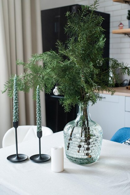 Intérieur de cuisine moderne décoré pour Noël