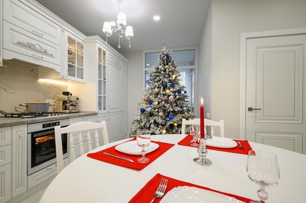 Intérieur de cuisine moderne lumineuse décorée pour Noël