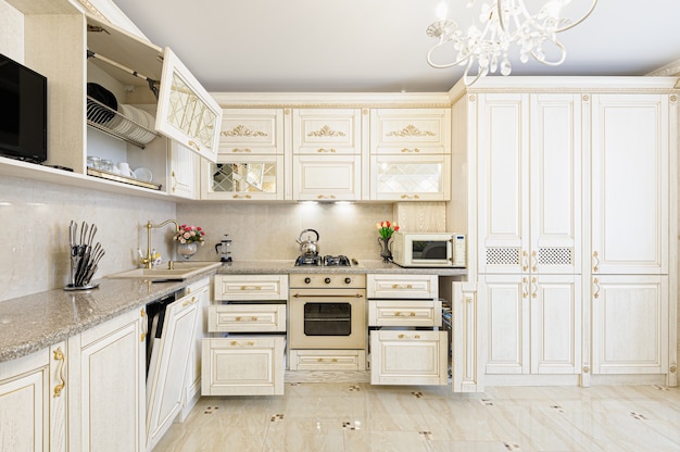 Intérieur de cuisine moderne de luxe beige et crème