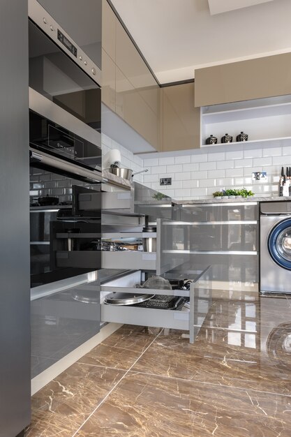 Intérieur de cuisine moderne de luxe blanc, beige et gris