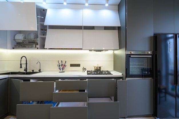 Intérieur de cuisine moderne de luxe blanc et gris foncé, vue de face