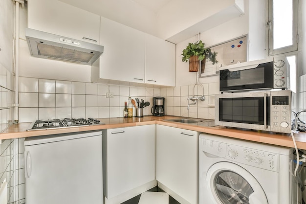 Intérieur de cuisine moderne avec des meubles blancs