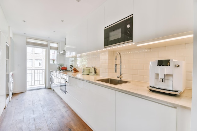 Intérieur de cuisine moderne avec des meubles blancs