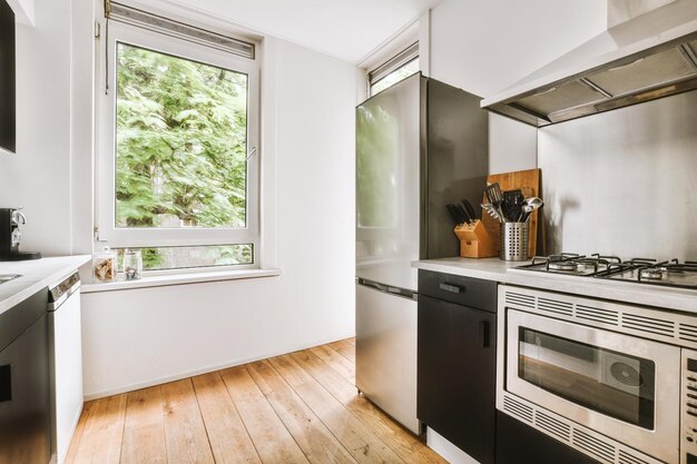 Intérieur de cuisine moderne avec des meubles blancs