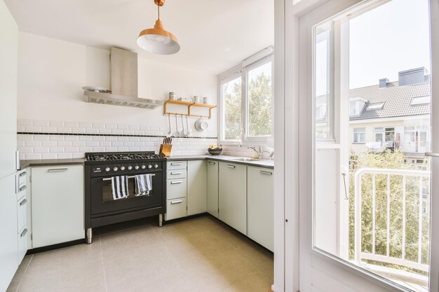 Intérieur de cuisine moderne avec des meubles blancs