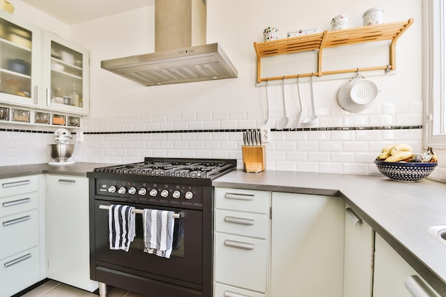 Intérieur de cuisine moderne avec des meubles blancs