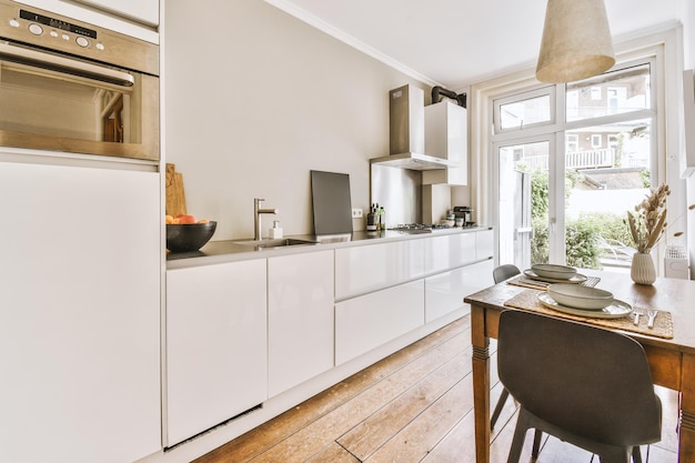 Intérieur de cuisine moderne avec des meubles blancs