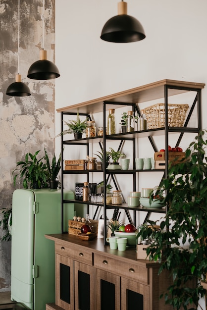 Intérieur de cuisine avec réfrigérateur vintage