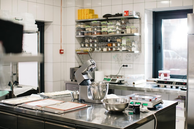 L'intérieur d'une cuisine spacieuse moderne dans un café ou un restaurant