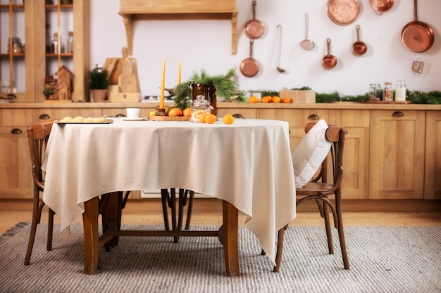 Photo intérieur de cuisine avec table et chaises en bois rustique de décoration de noël