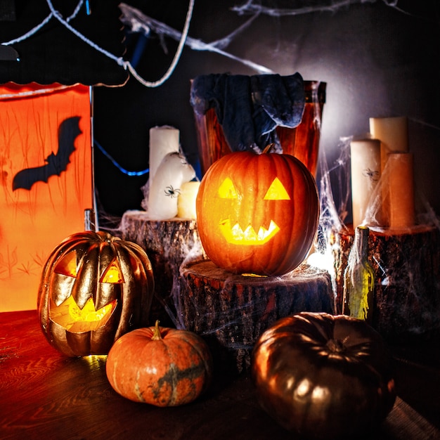 Intérieur de décor d'Halloween dans le noir