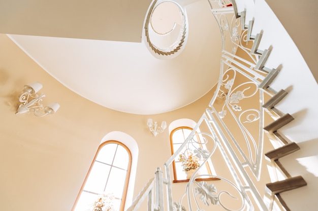 Intérieur de décoration d'escalier de cercle en spirale