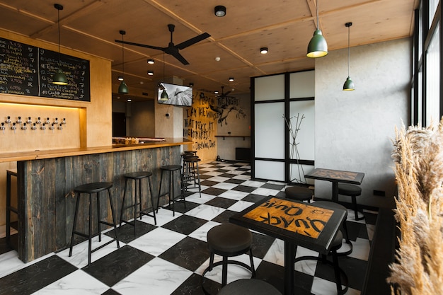 Intérieur du bar à bière avec tuiles d'échecs et bois