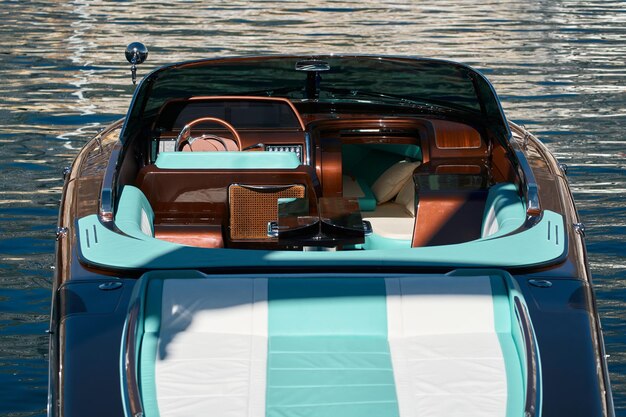 Intérieur du bateau à moteur de luxe port d'Hercule à Monaco éclat ensoleillé du soleil sur l'eau