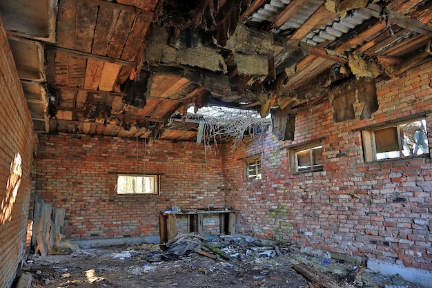 À l'intérieur du bâtiment détruit. La bombe a percé le plafond.