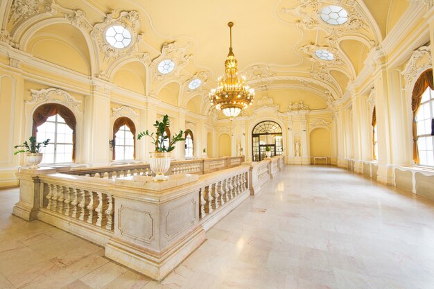 Photo l'intérieur du bâtiment de style ancien richement orné