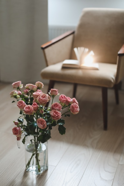 Intérieur du beau salon décoré de fleurs