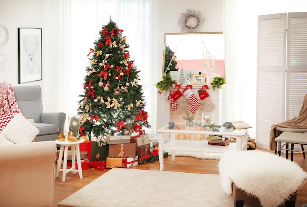 Intérieur du beau salon décoré pour Noël