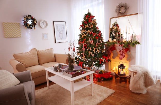 Intérieur du beau salon décoré pour Noël