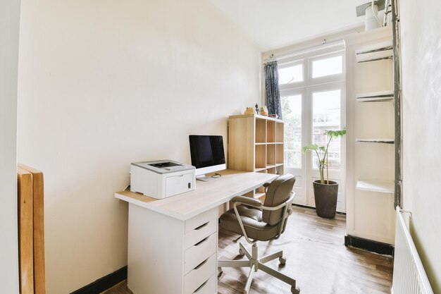 Intérieur du bureau à domicile moderne