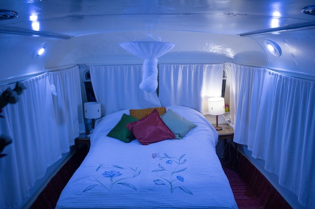 Photo l'intérieur du bus a fait le lit de la maison bien arranfed et décoré